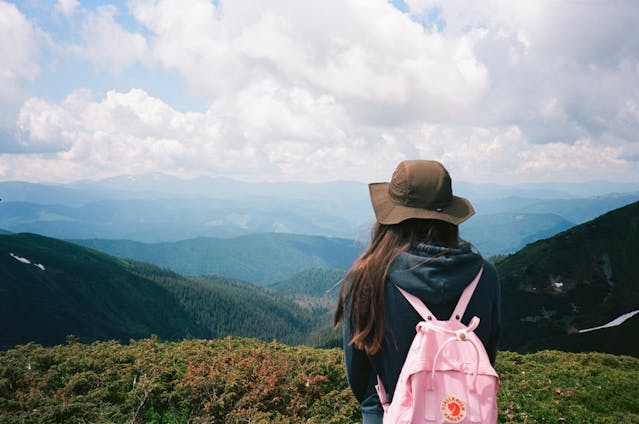 Młoda dziewczyna planująca karierę
